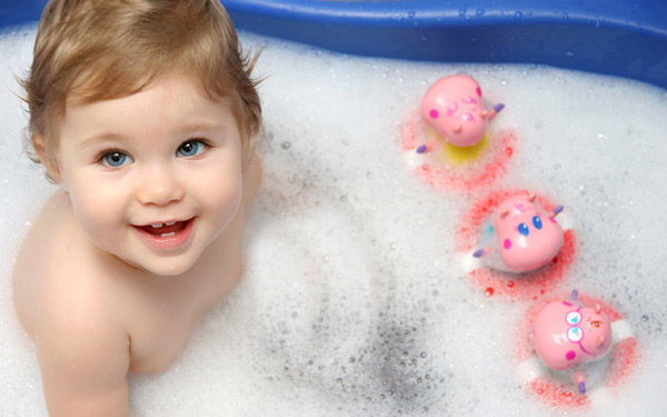 Bebekler için sağlıklı banyo keyfi