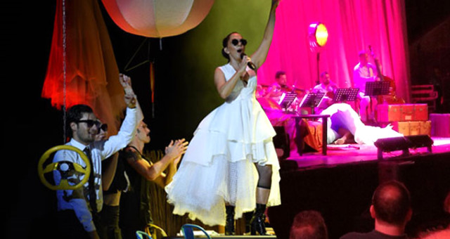 Sertab Erener Konser Sırasında, Kıyafetinin Azizliğine Uğradı