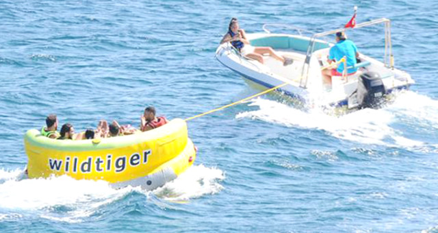 “Çember“ Dizisinin Başrol Oyuncuları Pelin Akil Ve Eşi Anıl Altan Soluğu Çeşme’de Aldı
