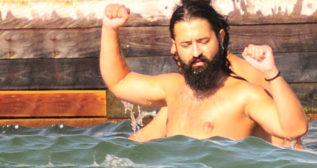 Şarkılarıyla Yüreklerimizi Dağlayan Koray Avcı’nın Denizdeki Dansı Olay Oldu