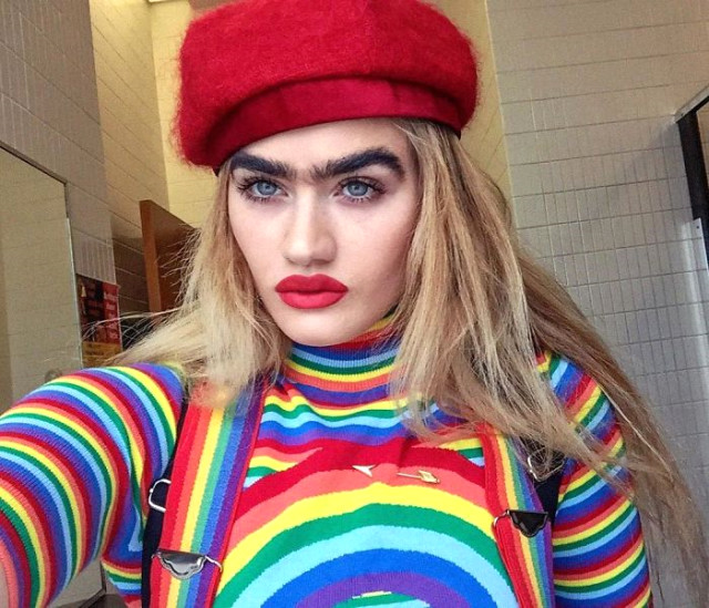 Tek Kaşlı Genç Model: Başkalarını Mutlu Etmek İçin Kaşlarımı Aldırmayacağım